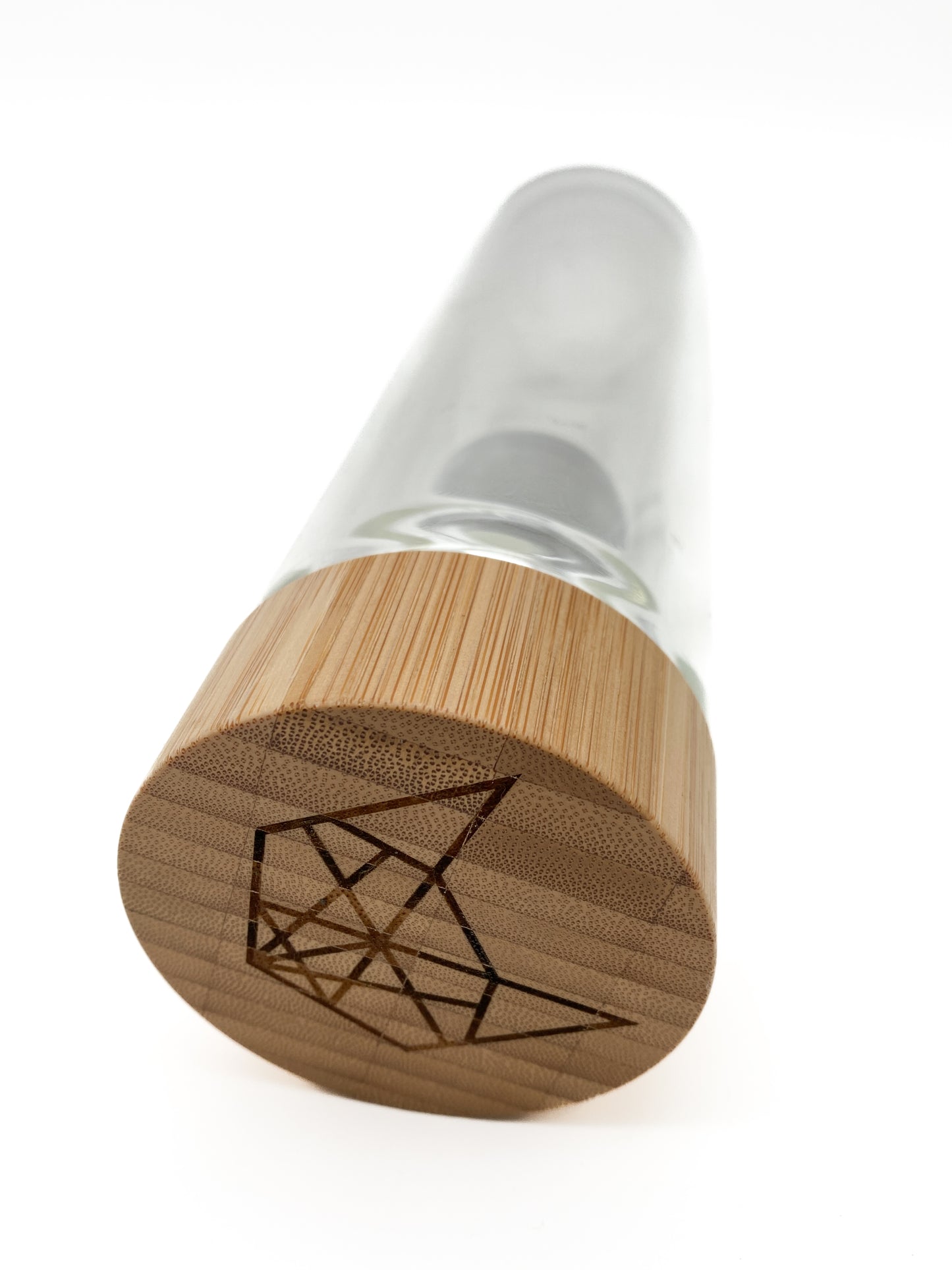 Glasflasche mit Bambusdeckel und Teesieb