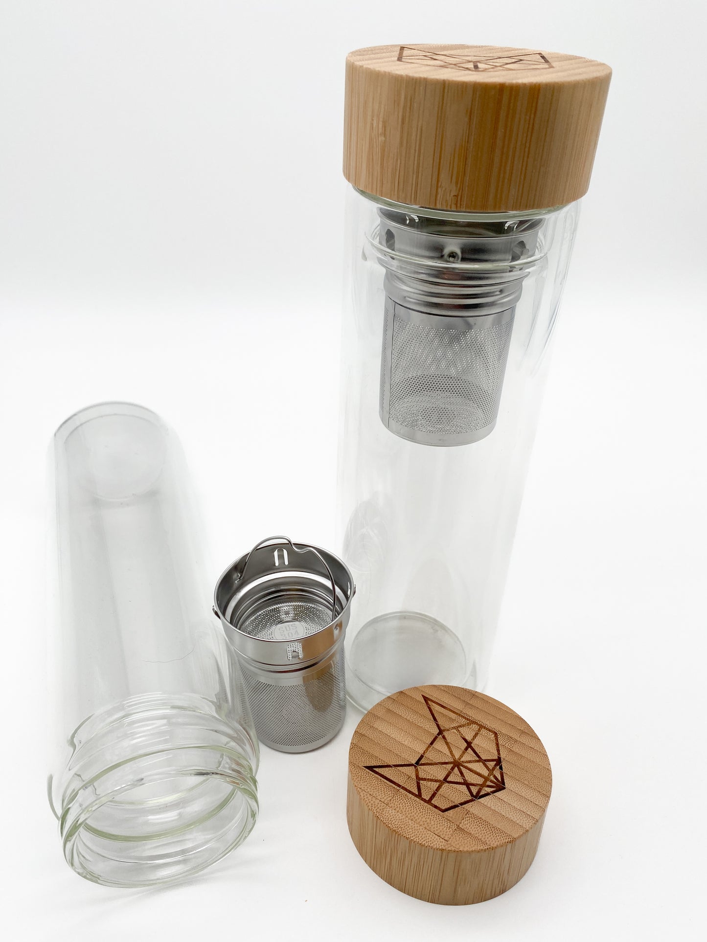 Glasflasche mit Bambusdeckel und Teesieb