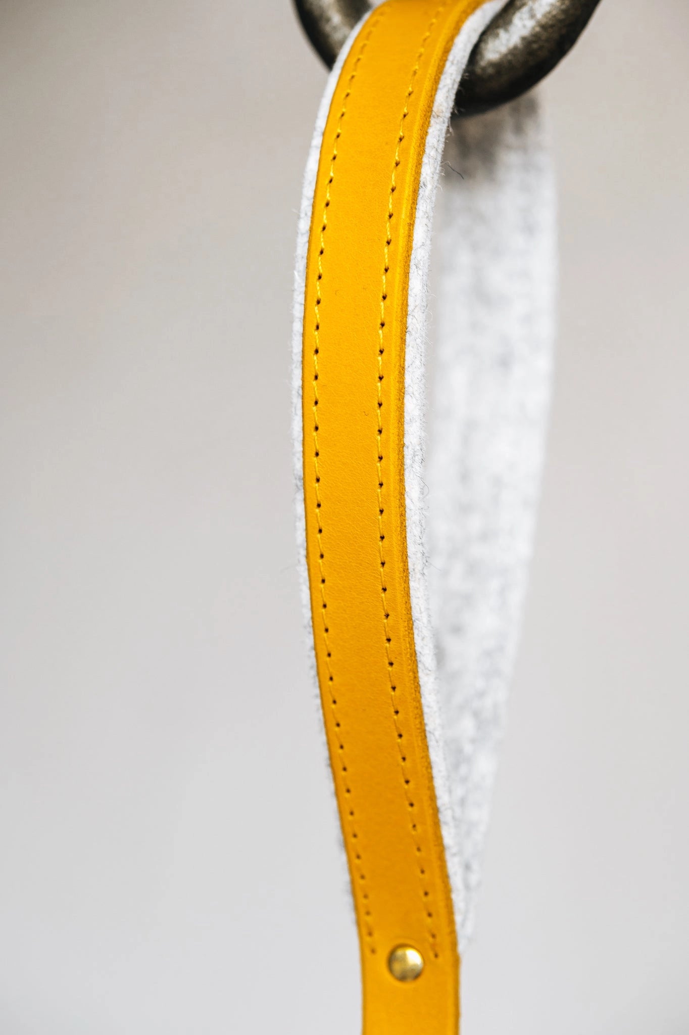 Leichte kurze Lederleine. Gelb