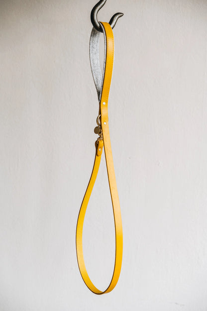 Leichte kurze Lederleine. Gelb