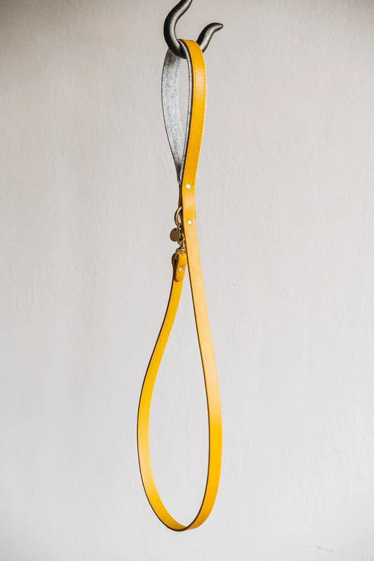 Leichte kurze Lederleine. Gelb