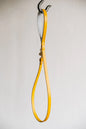 Leichte kurze Lederleine. Gelb