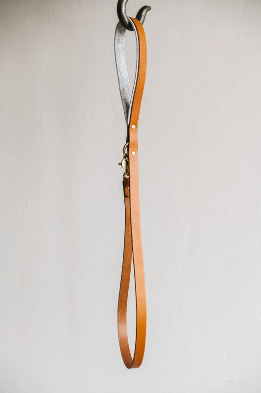 Leichte kurze Lederleine. Hellbraun