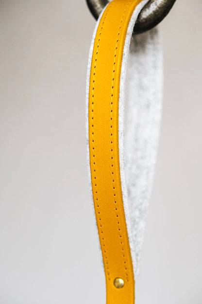 Leichte kurze Lederleine. Gelb